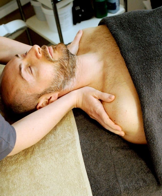 massage détente épaules homme